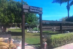 Property grounds - Apartment 'Pathos Retreat Quintupla' with Shared Pool, Wi-Fi and Air Conditioning (Arenella)