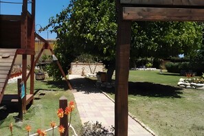 Property grounds - Apartment 'Pathos Retreat Quintupla' with Shared Pool, Wi-Fi and Air Conditioning (Arenella)