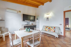 TV - Apartment 'Pathos Retreat Limone' with Shared Pool, Wi-Fi and Air Conditioning (Arenella)