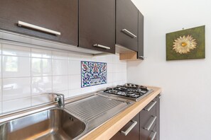 Køleskab, mikrobølgeovn, kogeplade, kaffe-/temaskine