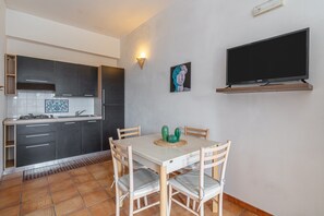 Dining - Apartment 'Pathos Retreat Lavanda' with Shared Pool, Wi-Fi and Air Conditioning (Arenella)