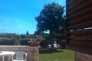 Terrace/patio - Apartment 'Pathos Retreat Tripla' with Shared Pool, Wi-Fi and Air Conditioning (Arenella)