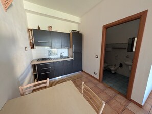 Fridge, microwave, stovetop, coffee/tea maker - Apartment 'Pathos Retreat Tripla' with Shared Pool, Wi-Fi and Air Conditioning (Arenella)