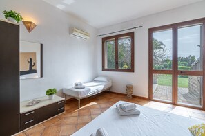 1 bedroom, WiFi, bed sheets - Apartment 'Pathos Retreat Lavanda' with Shared Pool, Wi-Fi and Air Conditioning (Arenella)