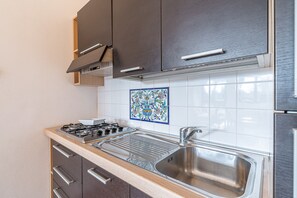 Fridge, microwave, stovetop, coffee/tea maker - Apartment 'Pathos Retreat Lavanda' with Shared Pool, Wi-Fi and Air Conditioning (Arenella)