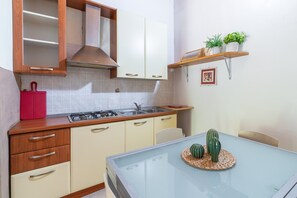 Køleskab, mikrobølgeovn, kogeplade, kaffe-/temaskine