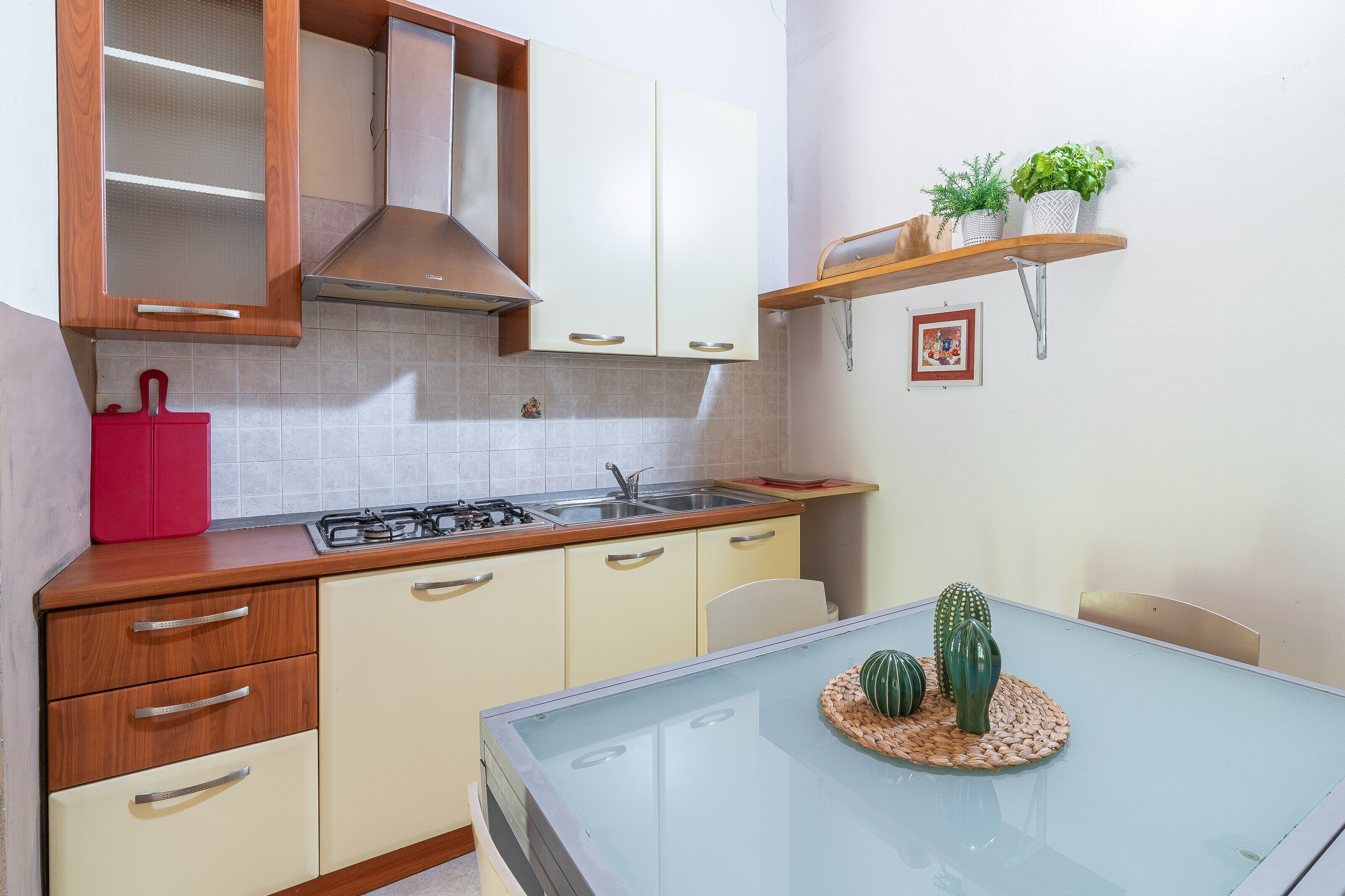 Kühlschrank, Mikrowelle, Herdplatte, Wasserkocher mit Kaffee-/Teezubehör