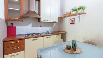 Kühlschrank, Mikrowelle, Herdplatte, Wasserkocher mit Kaffee-/Teezubehör