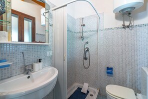 Shower, towels - Apartment 'Pathos Retreat Rosmarino' with Shared Pool, Wi-Fi and Air Conditioning (Arenella)