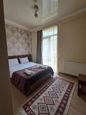 9 dormitoris, planxa i posts de planxar, wifi i roba de llit