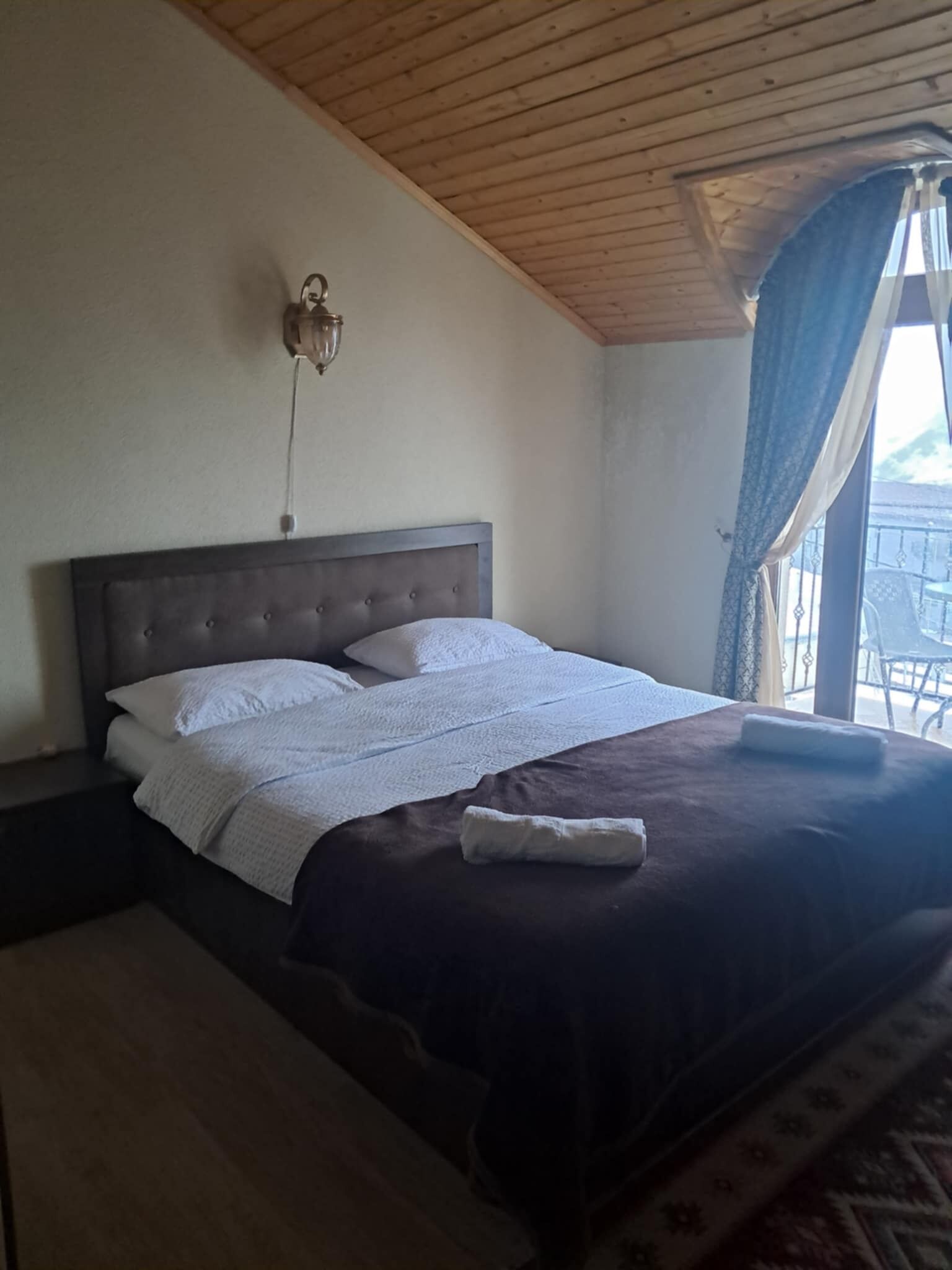 9 quartos, ferros/tábuas de passar roupa, Wi-Fi, roupa de cama