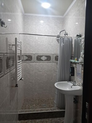 مجففات شعر، مناشف، صابون، ورق حمّام