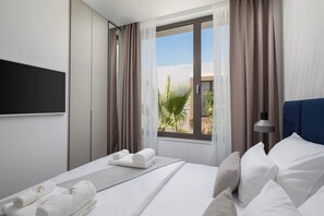 3 bedrooms, iron/ironing board, internet, bed sheets