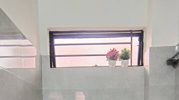 Produtos de toalete grátis, toalhas de banho, sabonete, shampoo