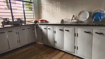 Premium Room | Private kitchen | Cookware/dishes/utensils