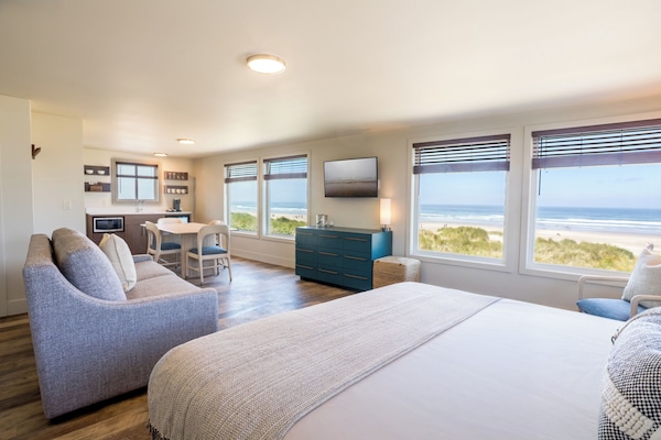 Classic Room, 1 Katil Raja (King) dengan Katil Sofa, Ocean View | Wi-fi percuma, cadar katil