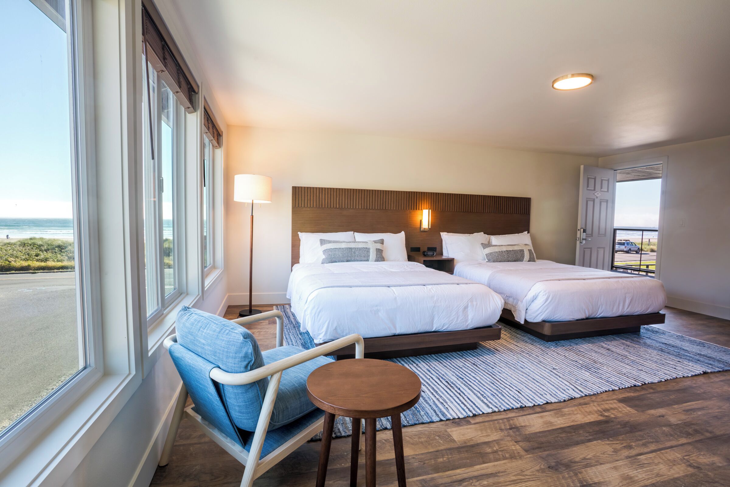 Quarto básico, 2 camas Queen, vista parcial para o oceano | Wi-Fi de cortesia, roupa de cama