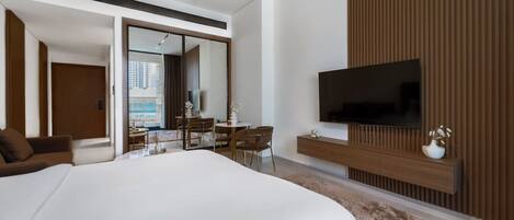 Tabla de planchar con plancha, wifi y ropa de cama