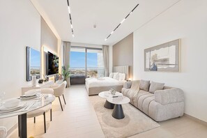 TV - Chic Studio w/ Private Jacuzzi / Cold Plunge / Gym (Dubai)