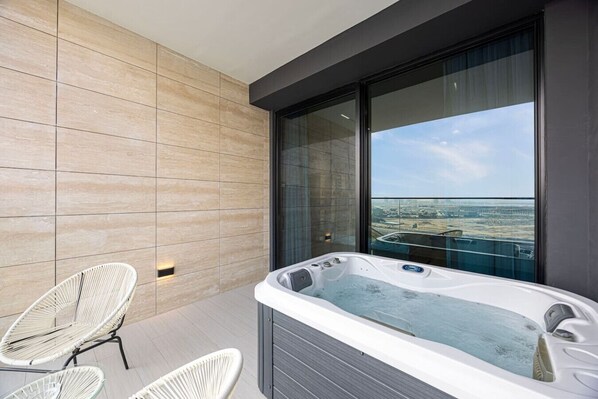 Indoor spa tub - Premium Studio w/ Private Jacuzzi/Cold Plunge/Gym (Dubai)