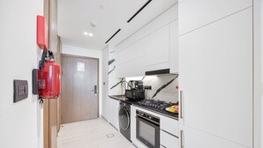 Eine moderne Küche mit Herd, Mikrowelle und Backofen.