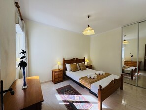 1 slaapkamer, een strijkplank/strijkijzer, gratis wifi, beddengoed
