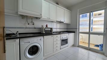 Micro-ondas, cafeteira/chaleira