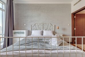 1 bedroom, iron/ironing board, Internet, bed sheets - Luxury Downtown Apt Burj View Walk to Dubai Mall (Dubai)
