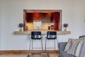 Interior - Luxury Downtown Apt Burj View Walk to Dubai Mall (Dubai)