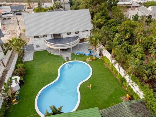 Millionaires Mansion- 5 BR Luxury Estate