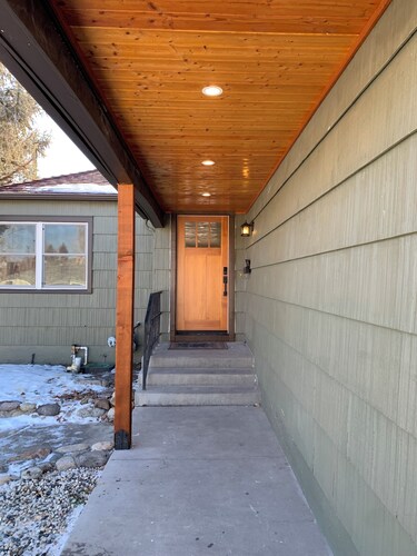 Quiet, Clean and Cozy 2 bedroom 1 bath. 1948 outside with brand new insides.