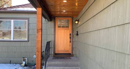 Quiet, Clean and Cozy 2 bedroom 1 bath. 1948 outside with brand new insides.