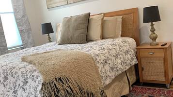 2 quartos, escrivaninha, ferros/tábuas de passar roupa