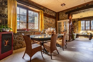 Dining - Room 'La Haya' with Shared Pool, Shared Garden and Wi-Fi (Gamonedo)