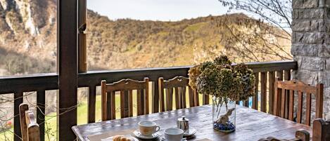 تناول الطعام بالخارج