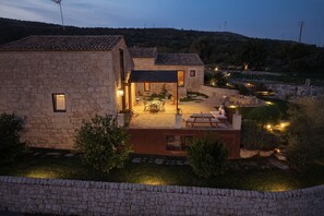 Outdoor dining - Casale del Mandorlo - Sicilian country villa (RAGUSA)