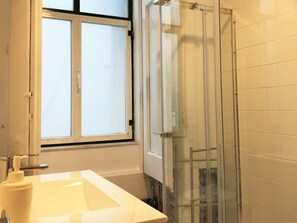 Shower, hair dryer, towels - SJ1E + SJ1D Spacious & Comfortable | 2 Apts | A/C (Lisboa ciudad)