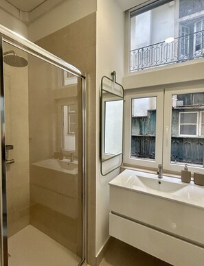 Shower, hair dryer, towels - SJ2D+SJ2E Spacious & Central! | 2 Apts | A/C (Lisboa ciudad)