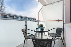 Outdoor dining - Bright Apartment | Close to the Beach, Balcony and Gym (Kołobrzeg)