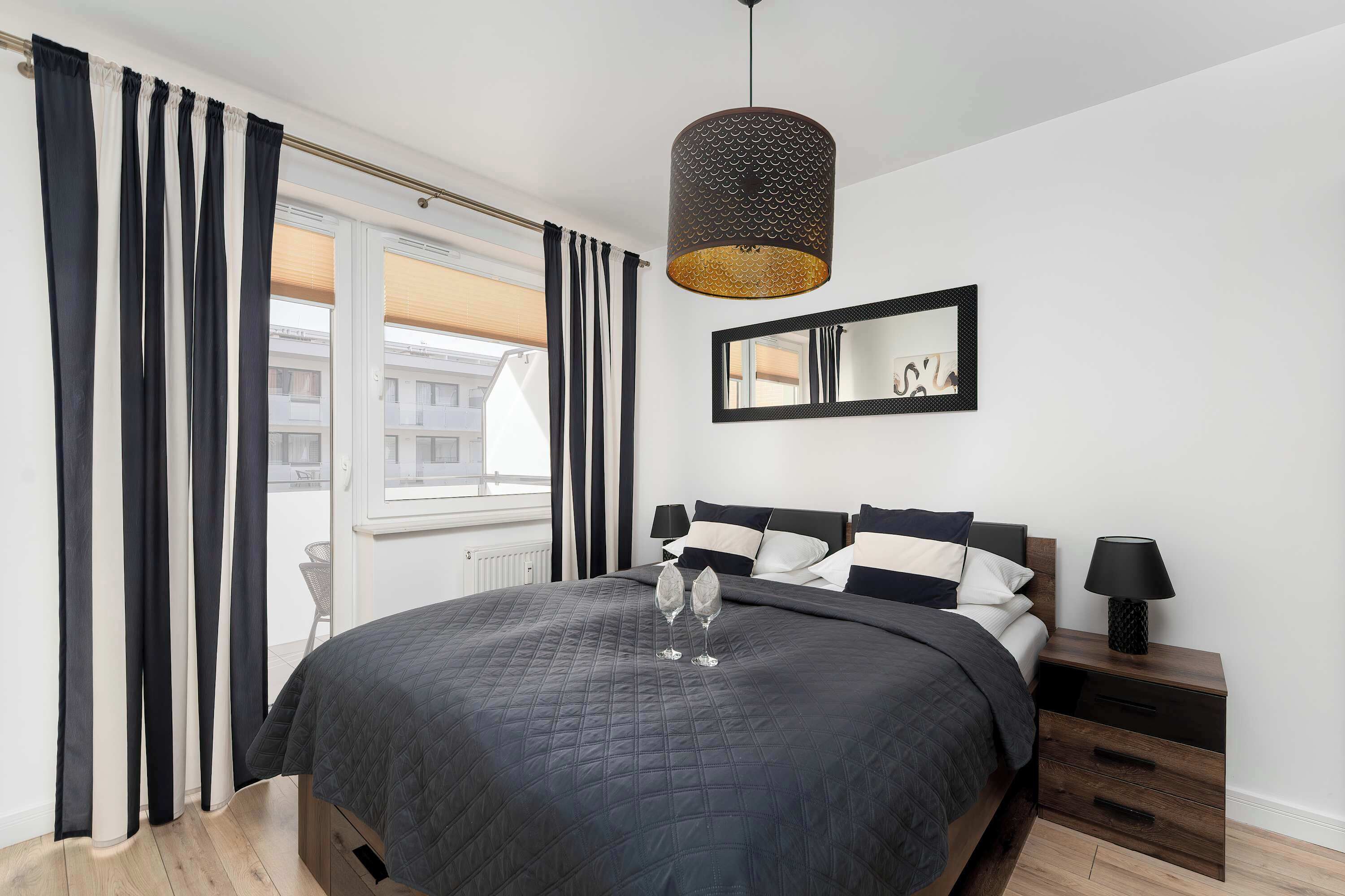 1 habitación, escritorio, tabla de planchar con plancha y cuna de viaje 