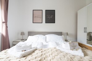 Escritorio, tabla de planchar con plancha, wifi y ropa de cama
