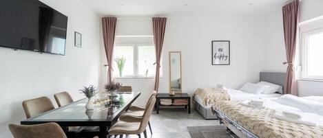 مكتب ومكواة/لوح كي وواي فاي وملاءات أسرّة