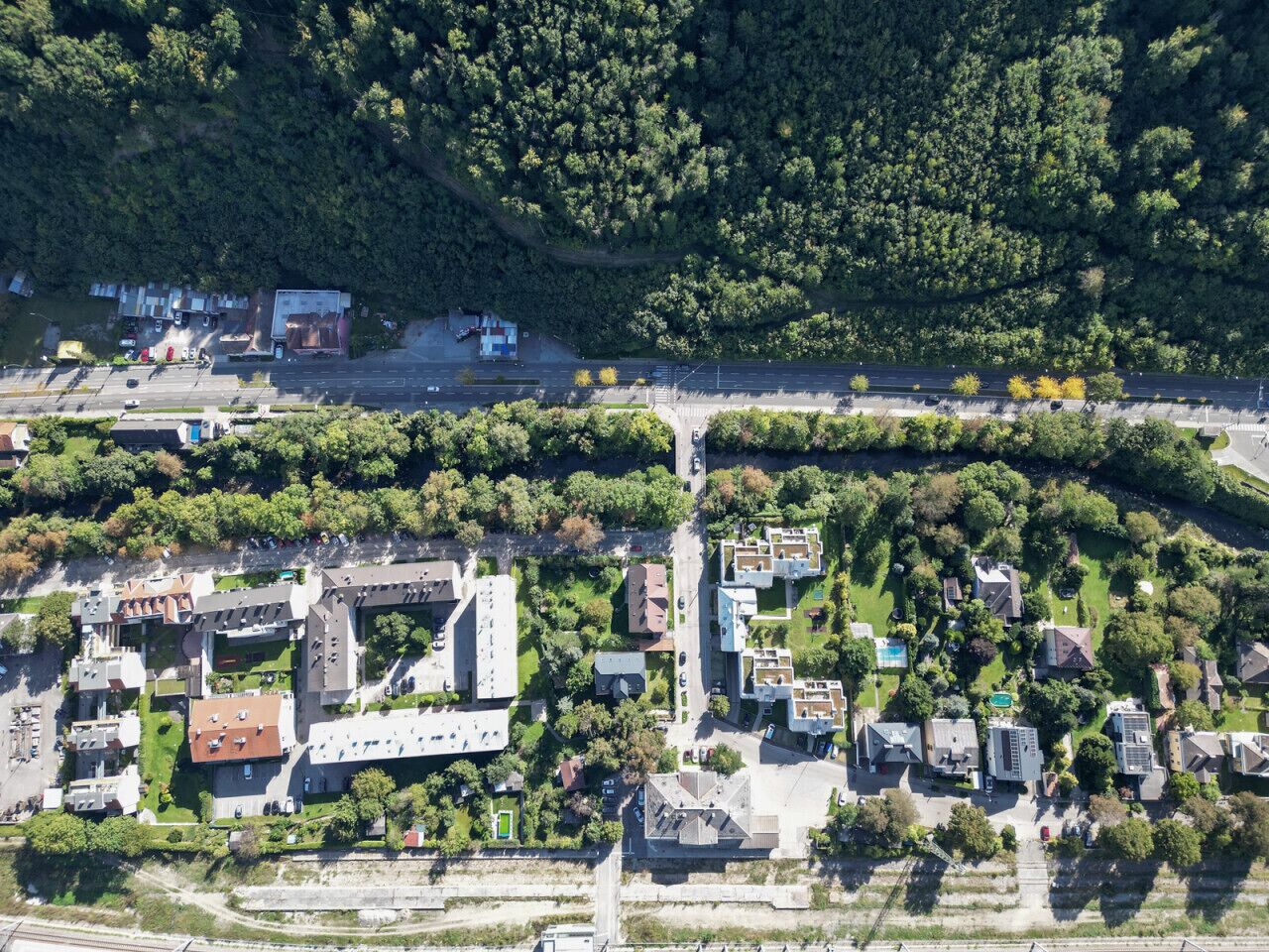 Vue aérienne d’un quartier résidentiel avec des maisons, un parking et une route.