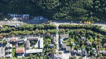 Vue aérienne d’un quartier résidentiel avec des maisons, un parking et une route.