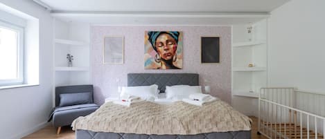 1 chambre, bureau, fer et planche à repasser, lit de bébé portatif