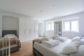 1 Schlafzimmer, Schreibtisch, Bügeleisen/Bügelbrett, Reisekinderbett