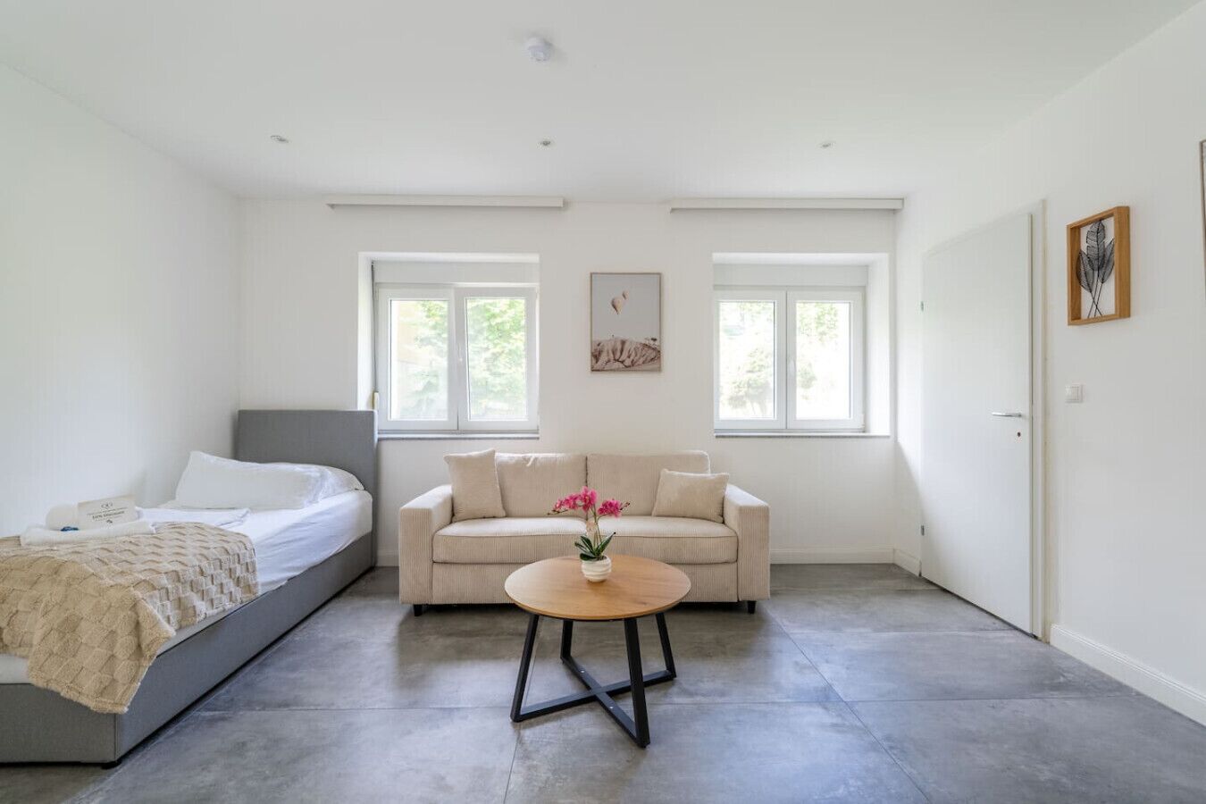 1 habitación, escritorio, tabla de planchar con plancha y cuna de viaje 