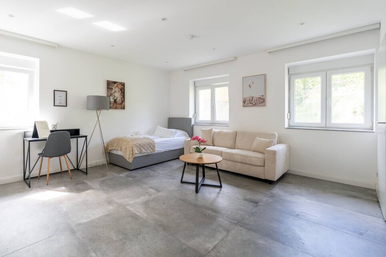 1 habitación, escritorio, tabla de planchar con plancha y cuna de viaje 