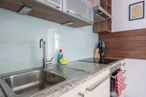 Kühlschrank, Mikrowelle, Ofen, Herdplatte