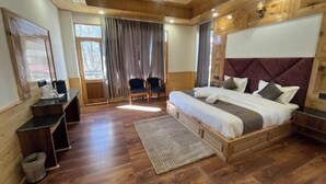 Ein Schlafzimmer mit Holzwandverkleidung, einem großen Bett, einem Schreibtisch und einem Stuhl.